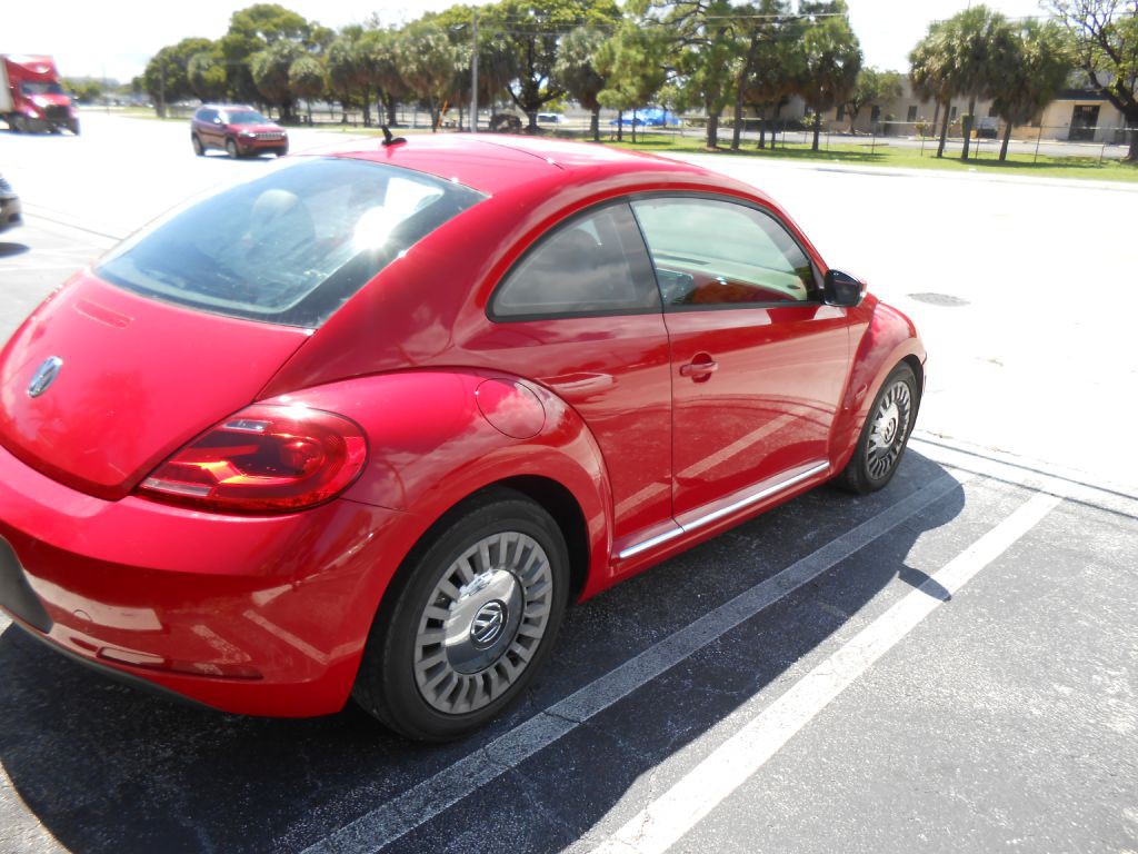 2012 Volkswagen Beetle Image 5