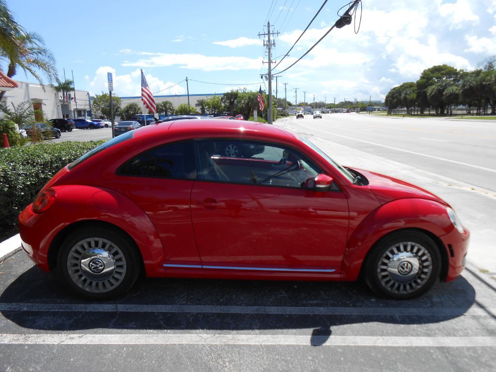 2012 Volkswagen Beetle Image 6