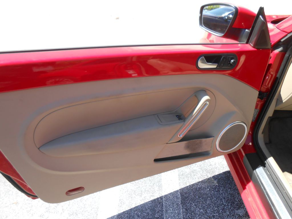 2012 Volkswagen Beetle Image 9