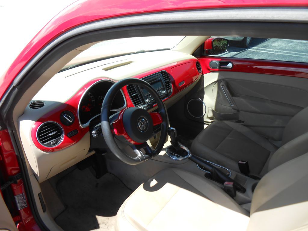 2012 Volkswagen Beetle Image 11
