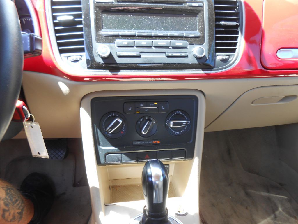 2012 Volkswagen Beetle Image 12