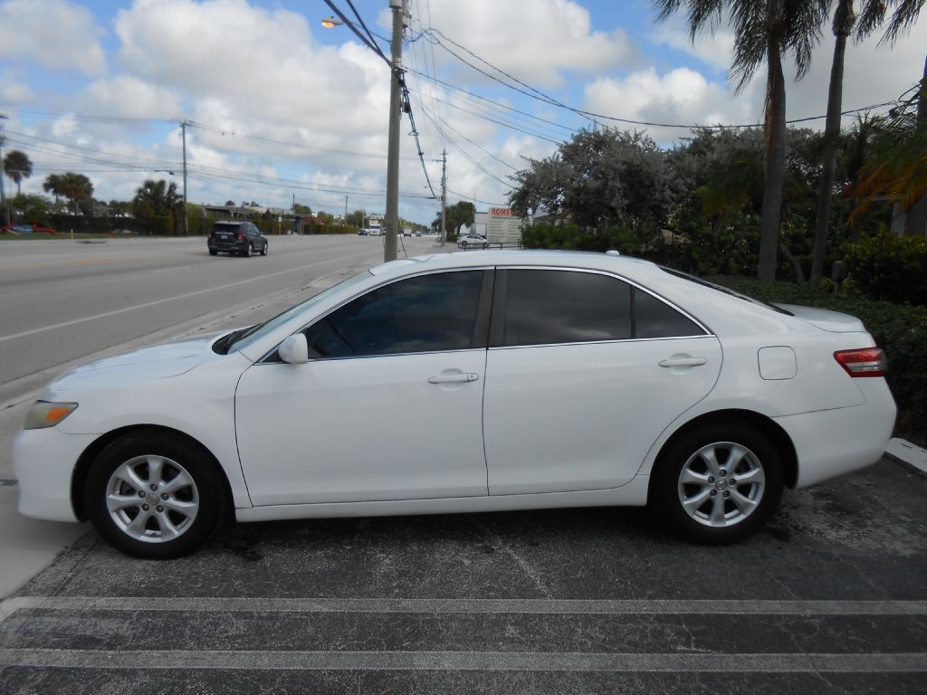 2011 Toyota Camry Image 2