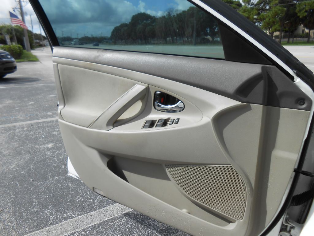 2011 Toyota Camry Image 13