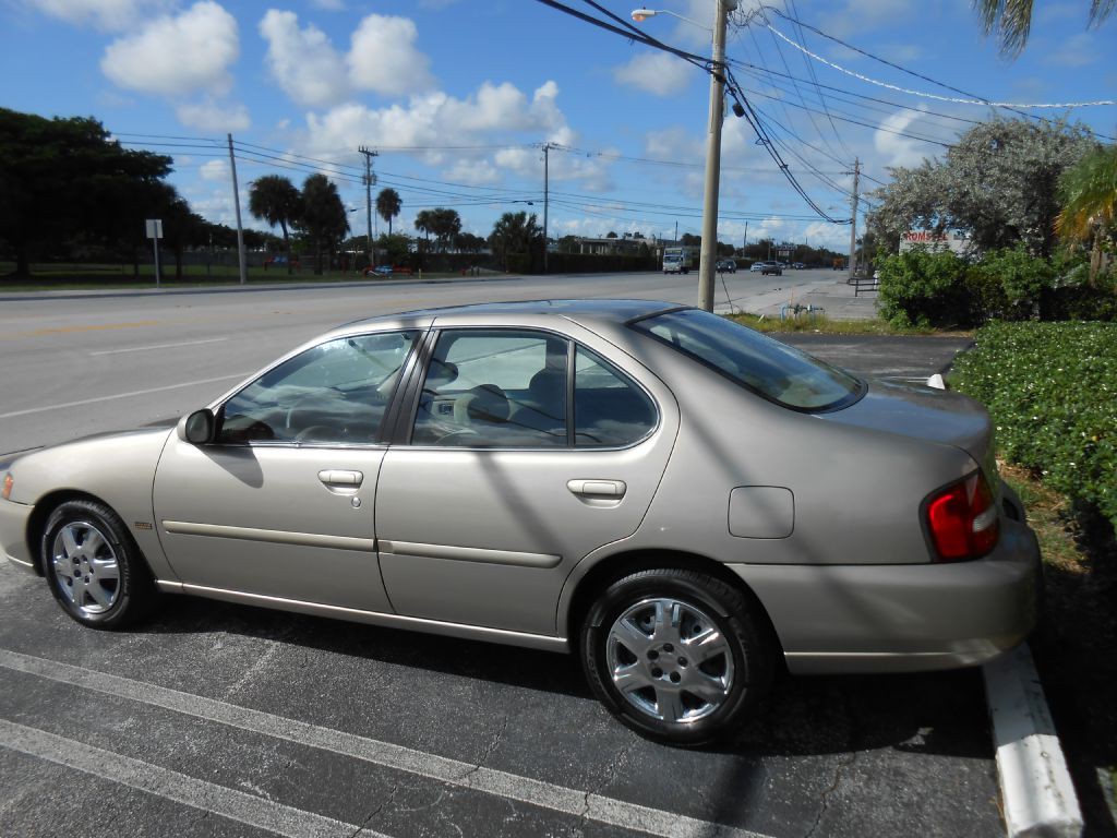 2001 Nissan Altima Image 3