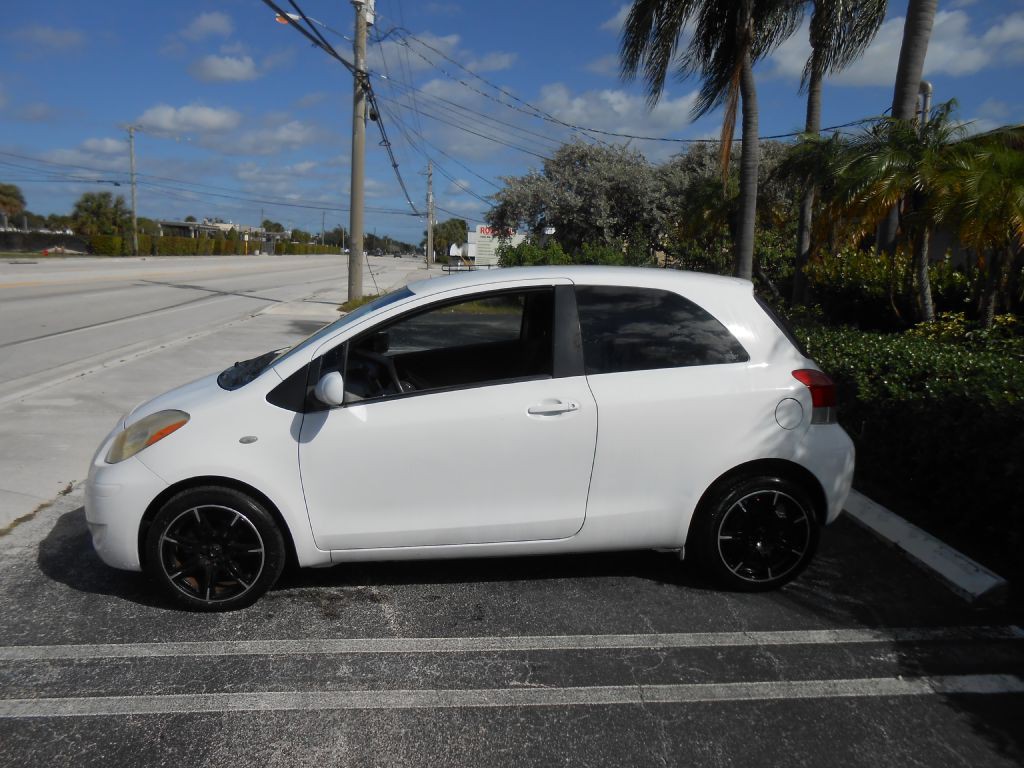 2010 Toyota Yaris Image 2
