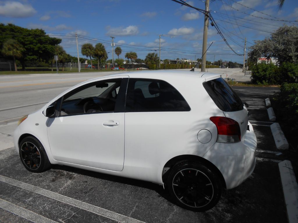 2010 Toyota Yaris Image 3
