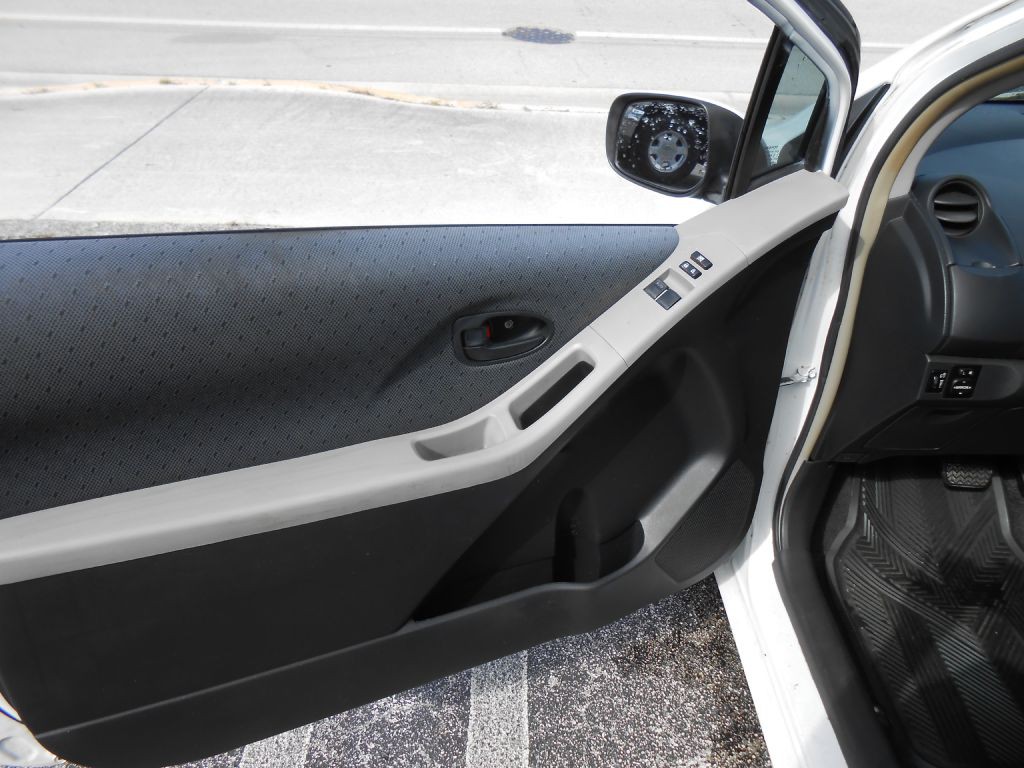 2010 Toyota Yaris Image 11