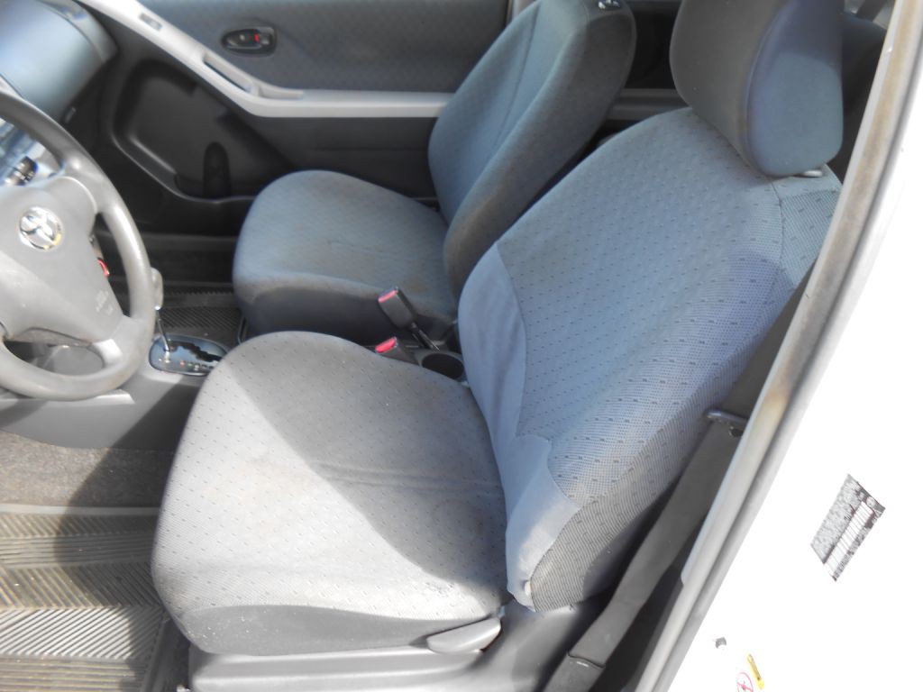 2010 Toyota Yaris Image 12