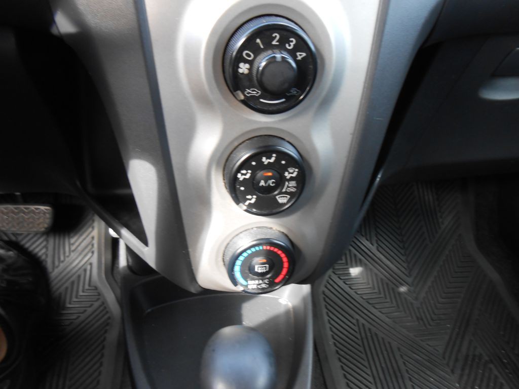 2010 Toyota Yaris Image 19
