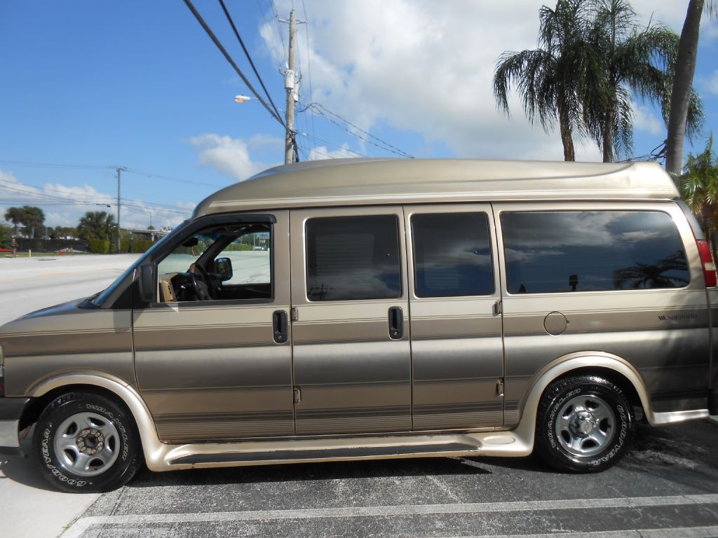 2003 Chevrolet Express Image 2