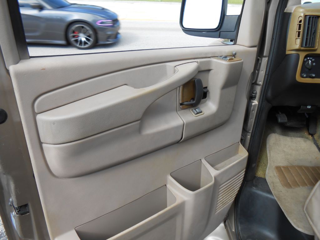 2003 Chevrolet Express Image 11