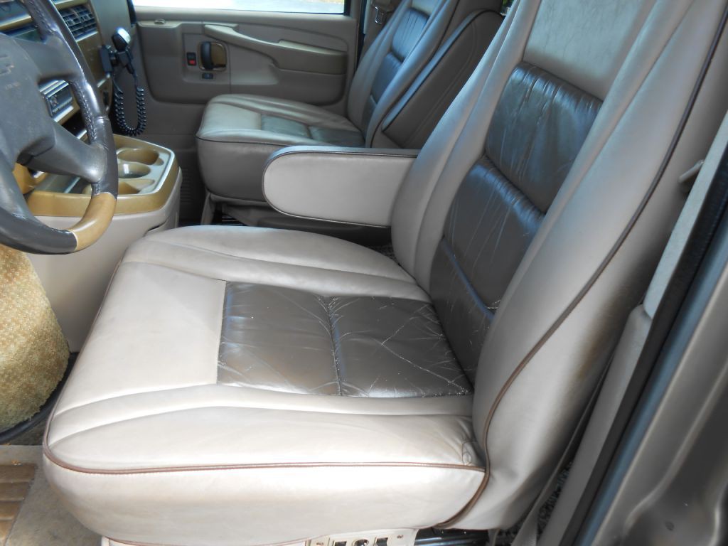 2003 Chevrolet Express Image 12