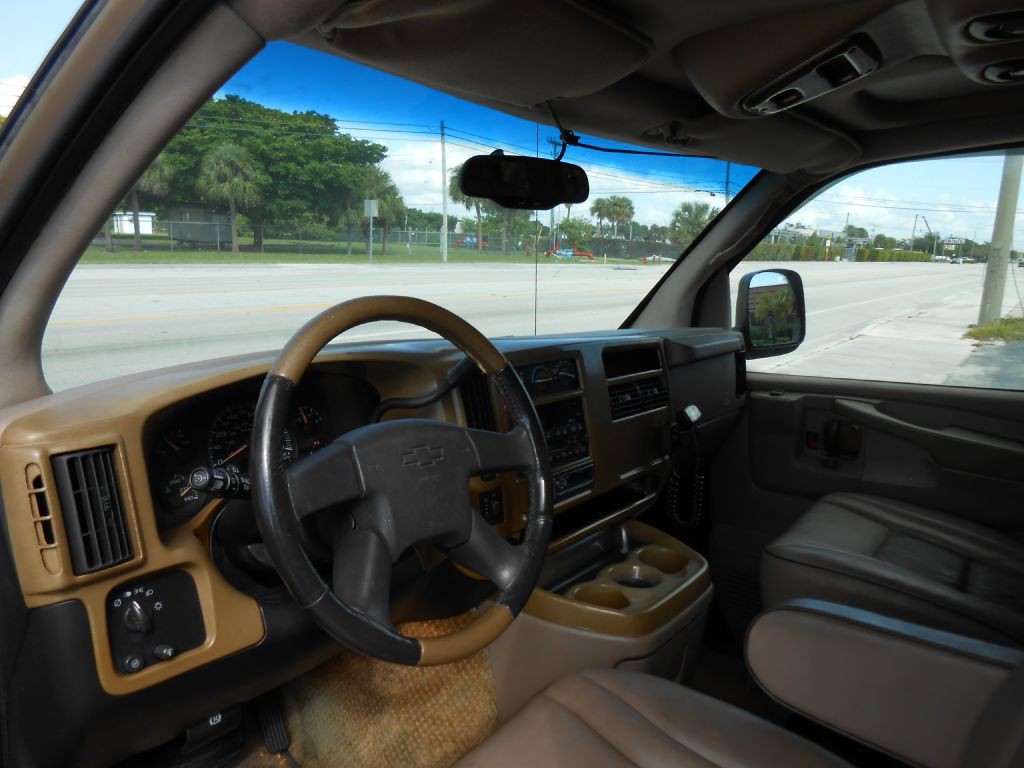 2003 Chevrolet Express Image 13