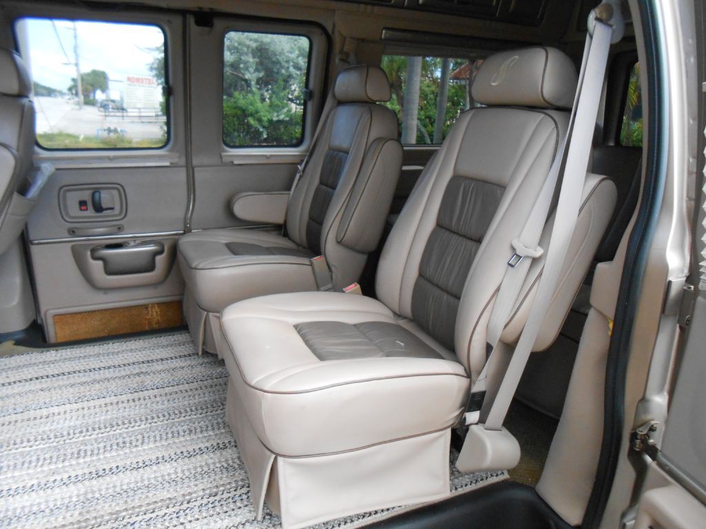 2003 Chevrolet Express Image 14