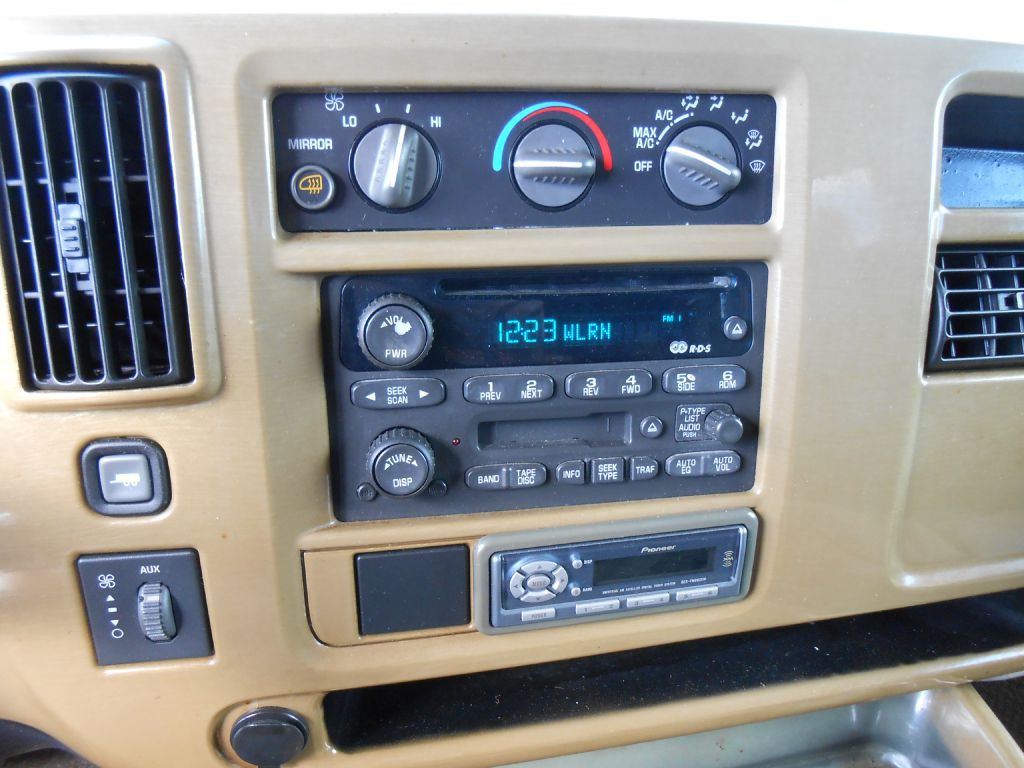 2003 Chevrolet Express Image 19