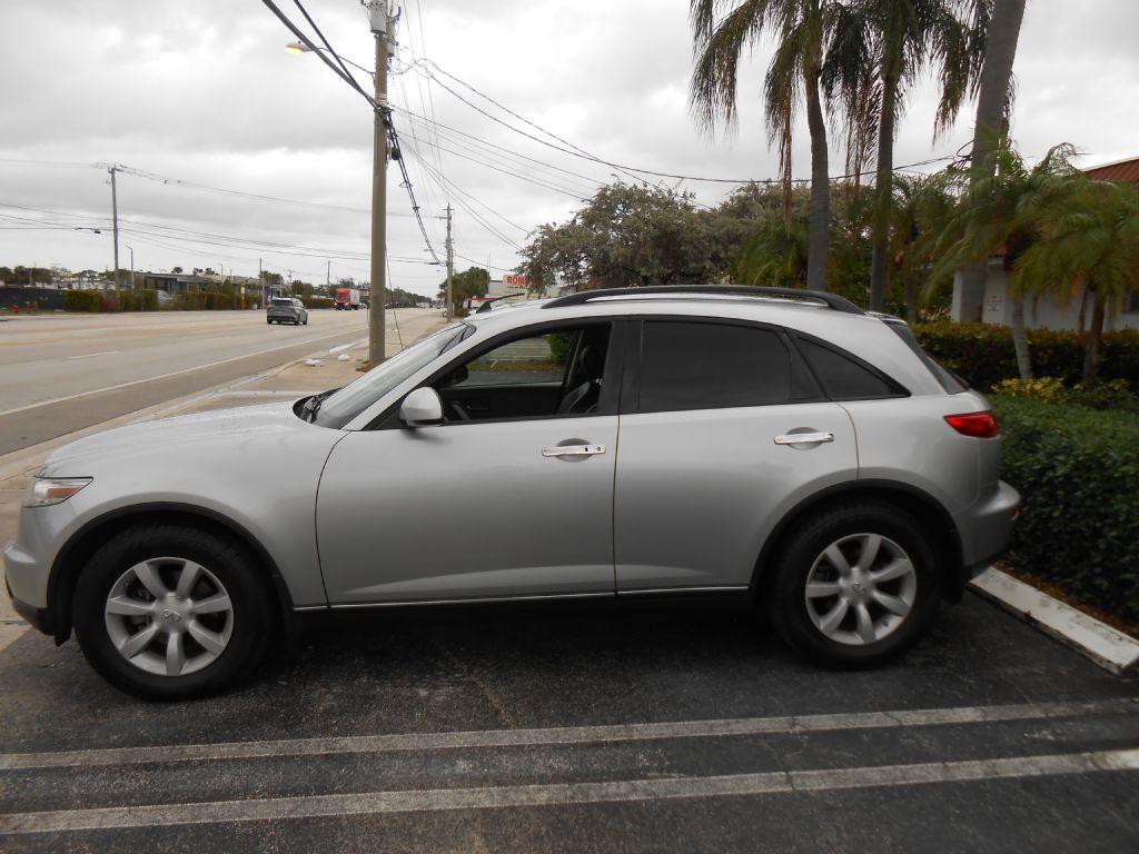 2005 INFINITI FX35 Image 2