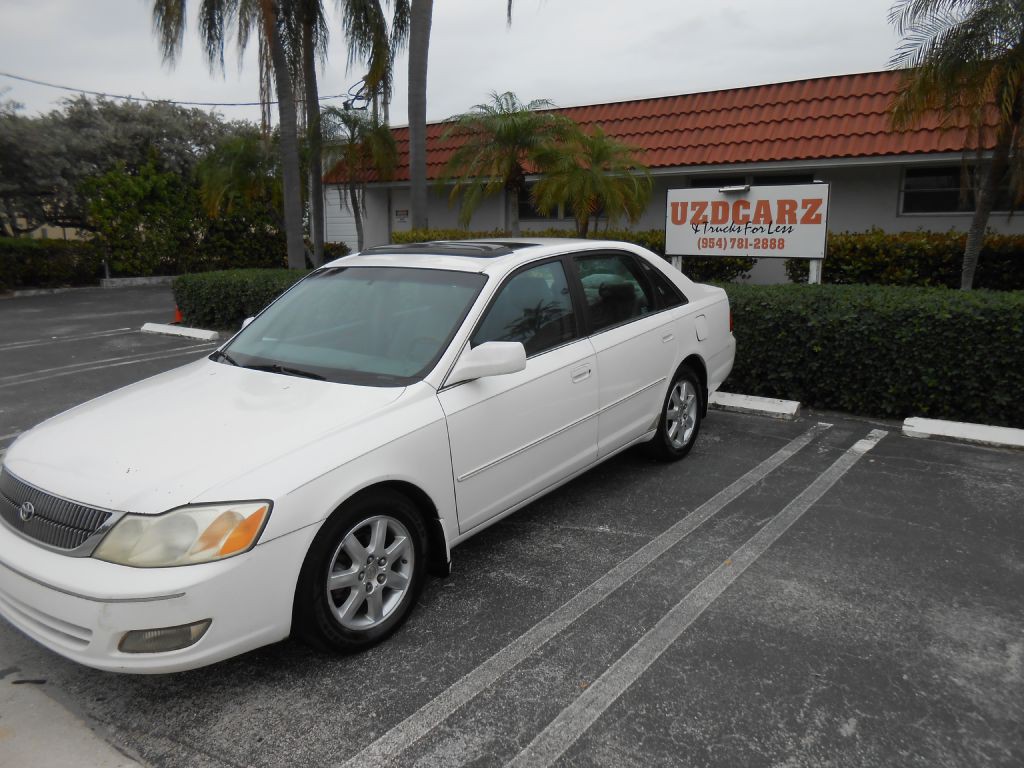 2000 Toyota Avalon Image 1