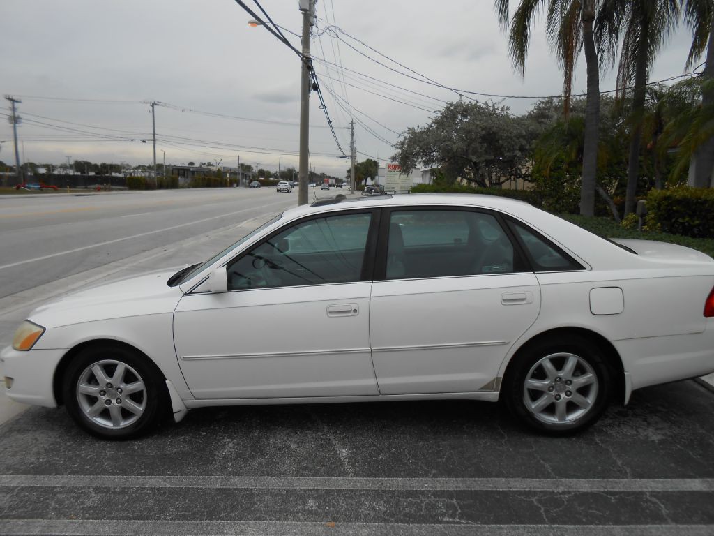 2000 Toyota Avalon Image 2