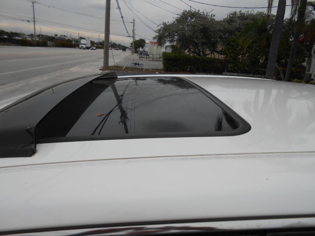 2000 Toyota Avalon Image 9