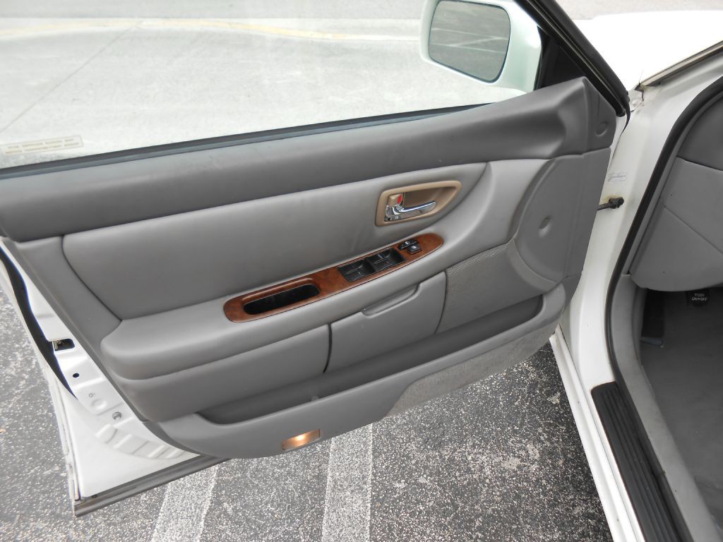 2000 Toyota Avalon Image 10