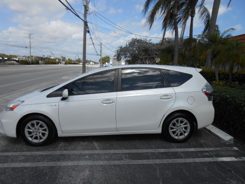 2014 Toyota Prius Image 2