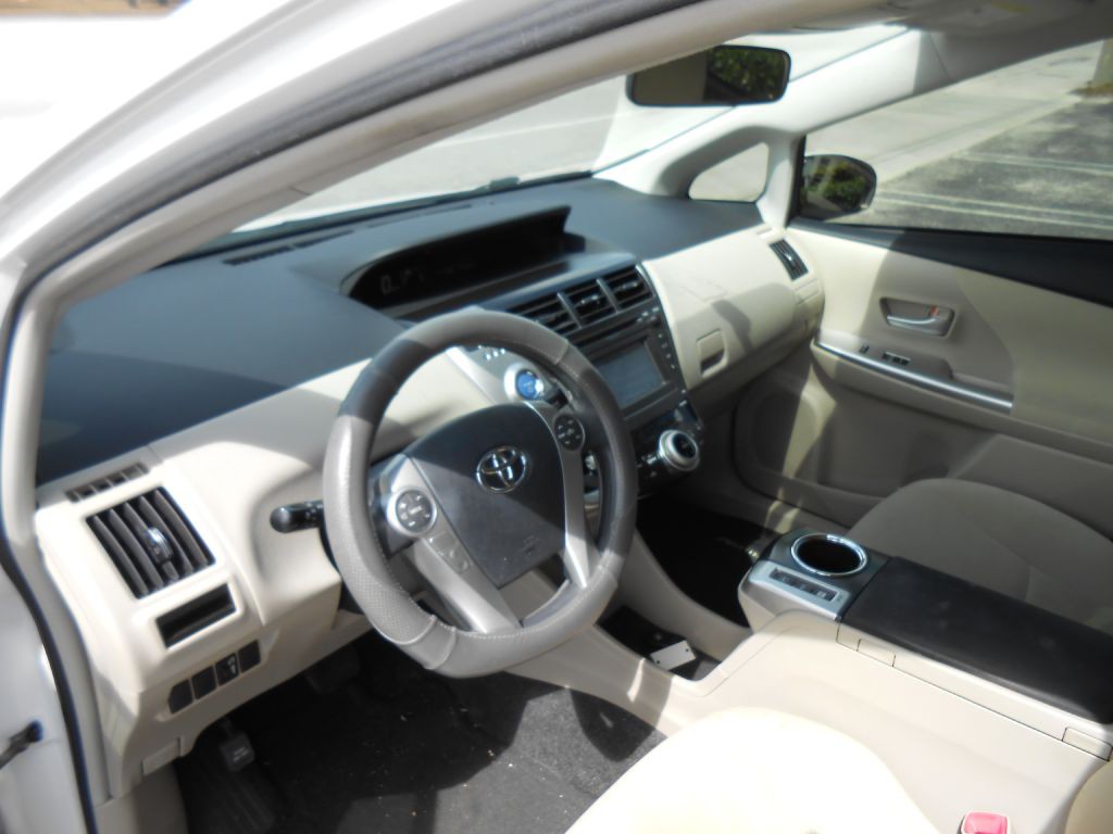 2014 Toyota Prius Image 11
