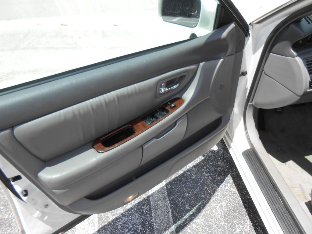 2001 Toyota Avalon Image 10