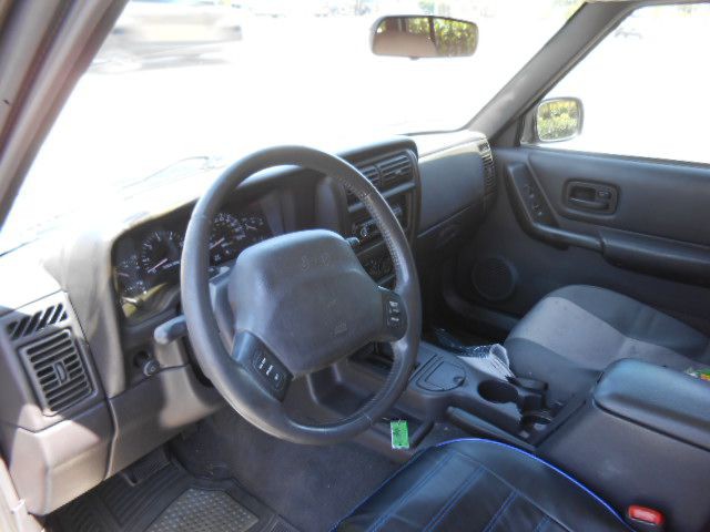 2001 Jeep Cherokee Image 10