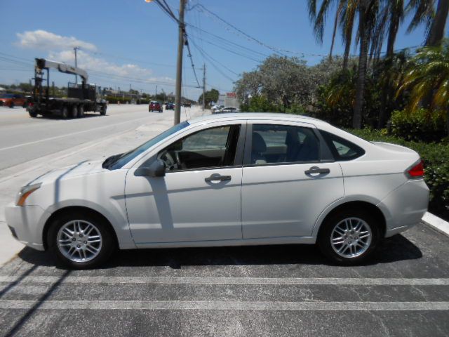 2010 Ford Focus Image 2