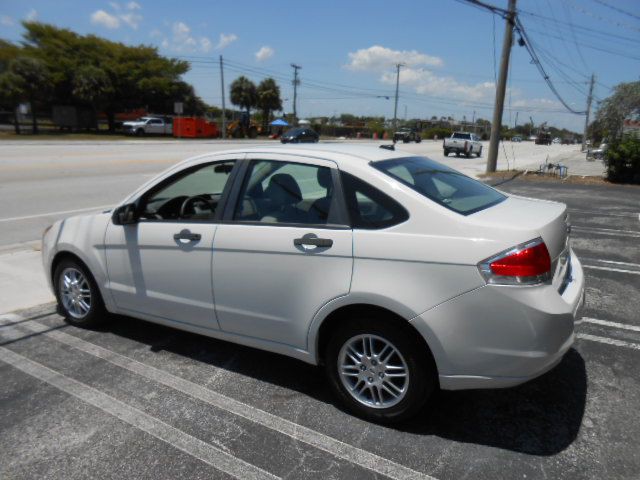 2010 Ford Focus Image 3