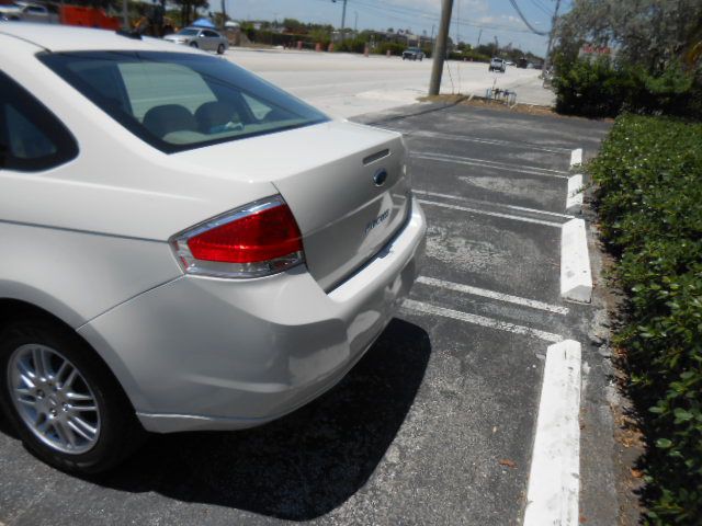 2010 Ford Focus Image 4