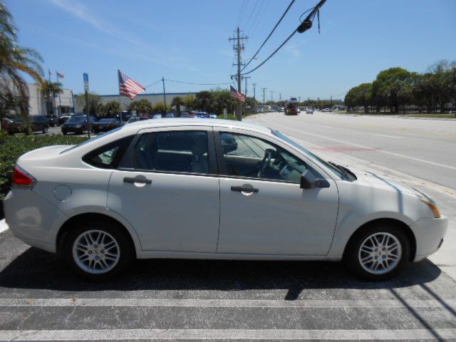 2010 Ford Focus Image 6