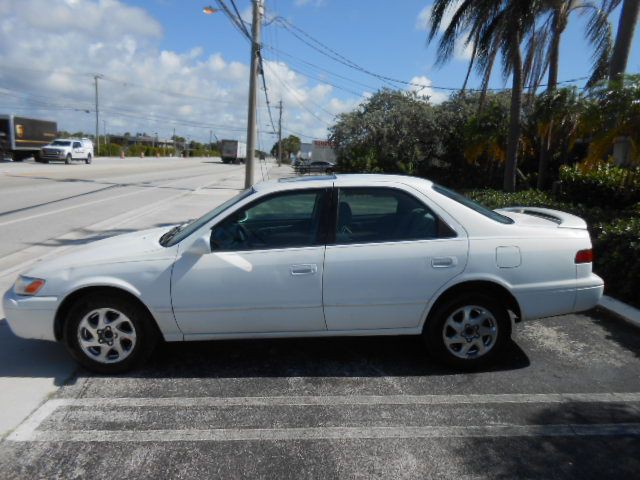 1999 Toyota Camry Image 2