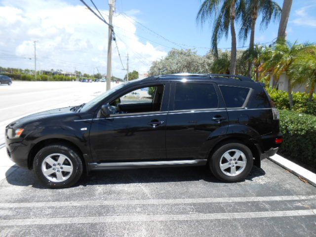 2010 Mitsubishi Outlander Image 2
