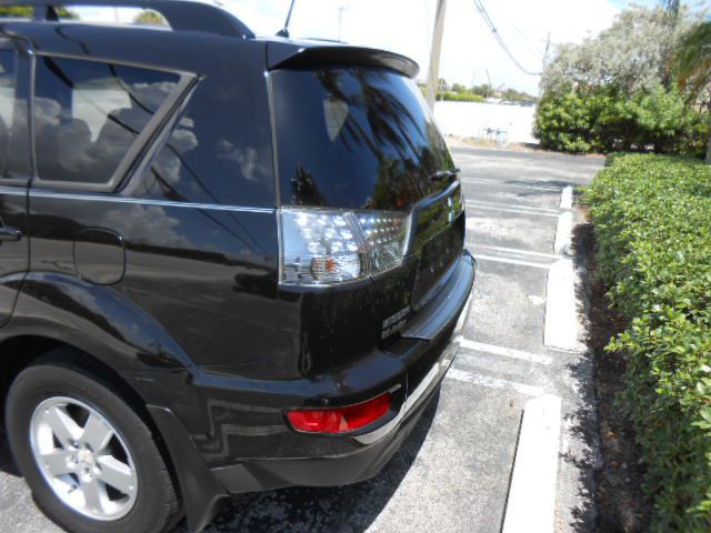 2010 Mitsubishi Outlander Image 4