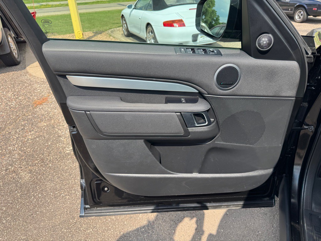 2020 Land Rover Discovery Image 22