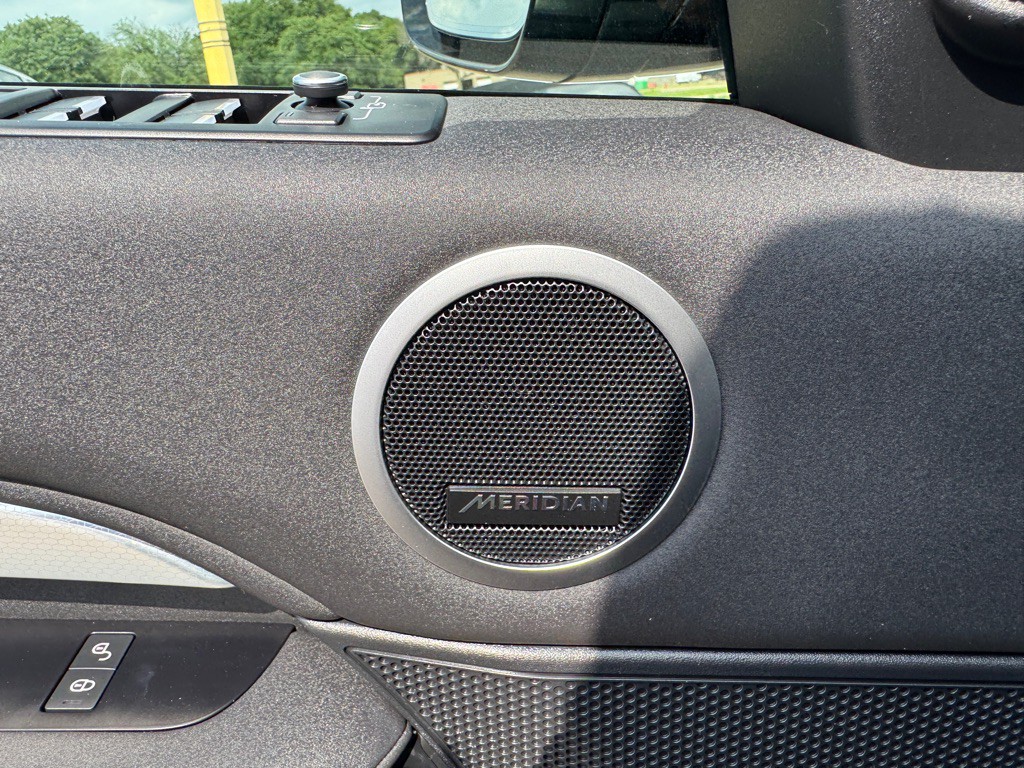 2020 Land Rover Discovery Image 24