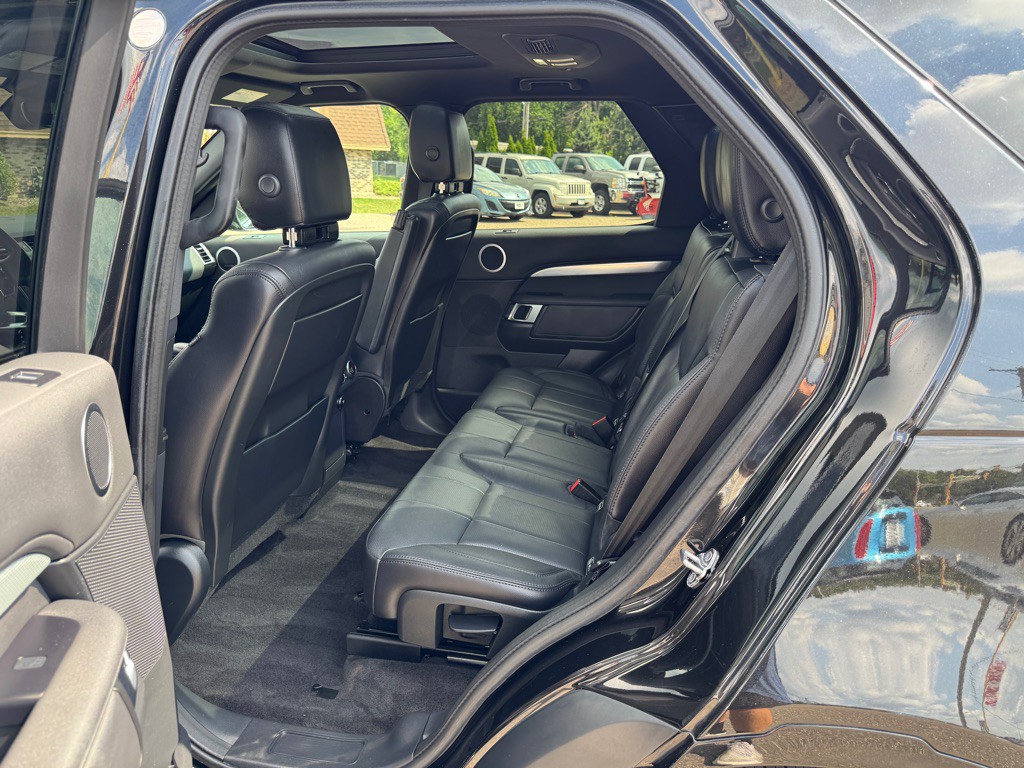 2020 Land Rover Discovery Image 25