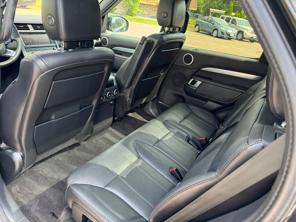 2020 Land Rover Discovery Image 26