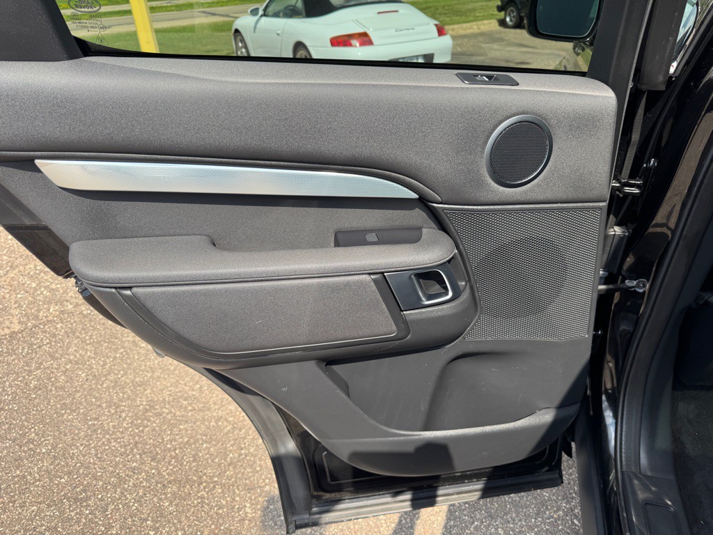 2020 Land Rover Discovery Image 27