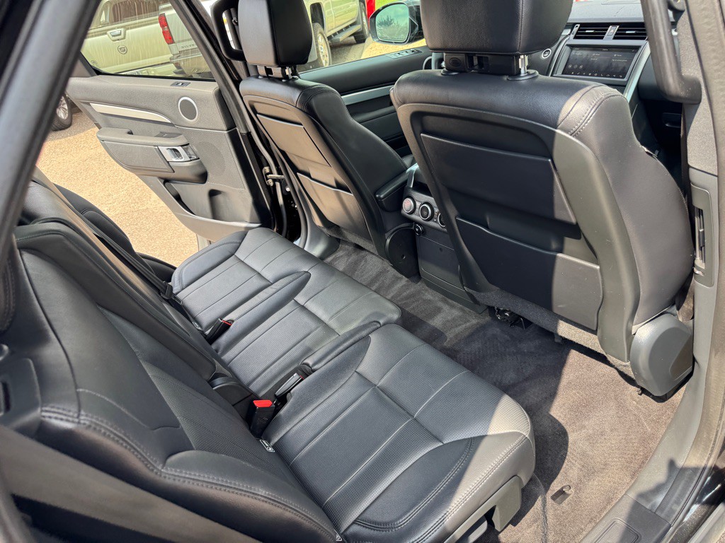 2020 Land Rover Discovery Image 32