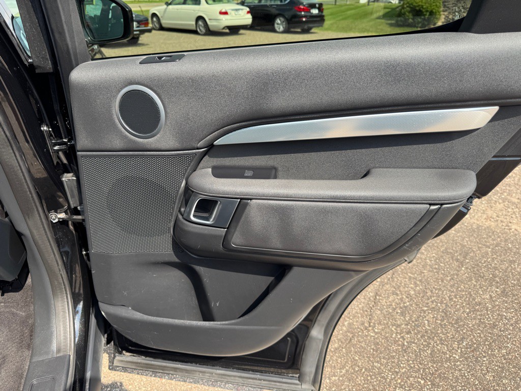 2020 Land Rover Discovery Image 33