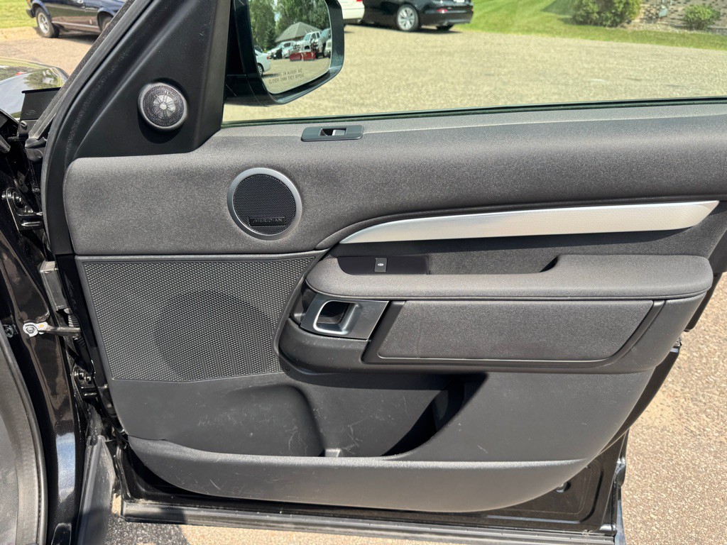 2020 Land Rover Discovery Image 37