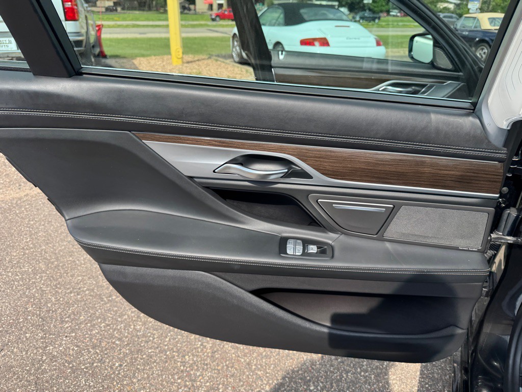2017 BMW 7 Series Image 30