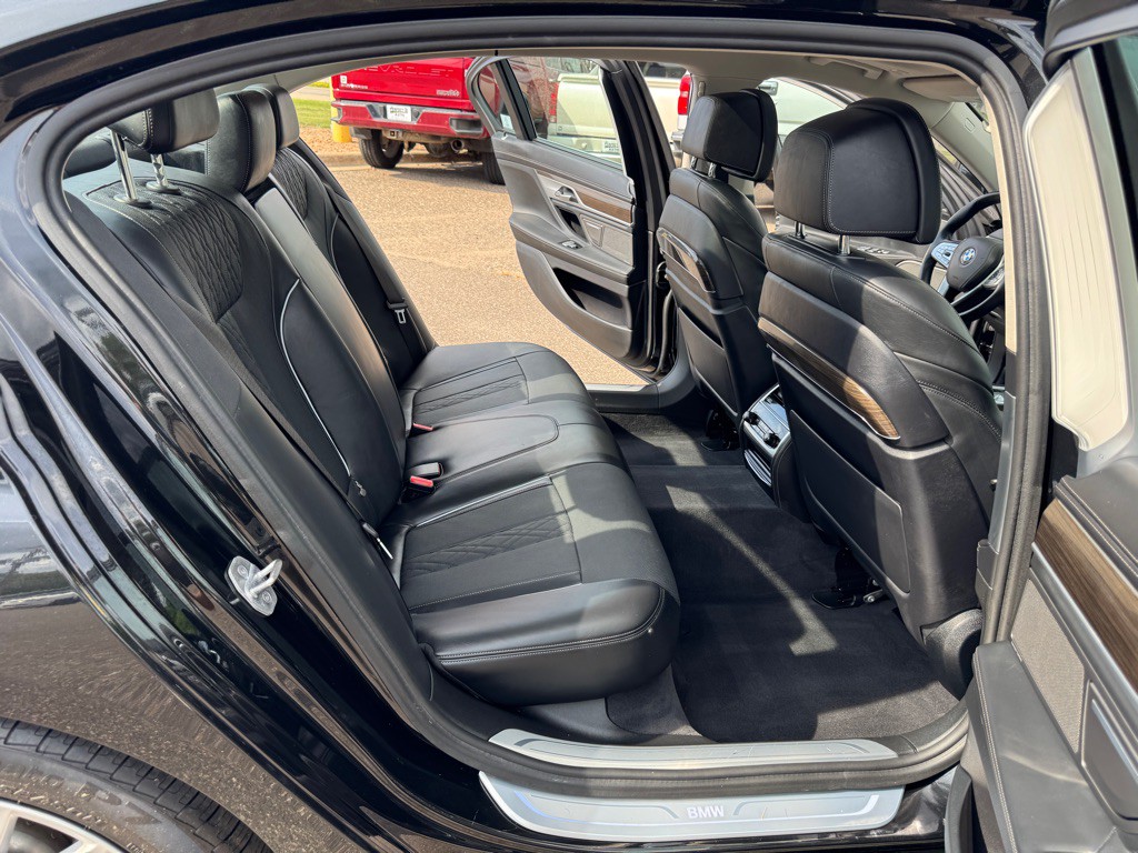 2017 BMW 7 Series Image 31