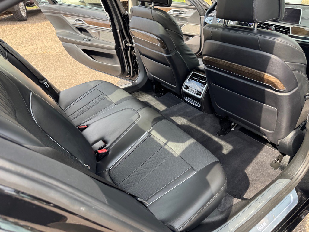 2017 BMW 7 Series Image 32
