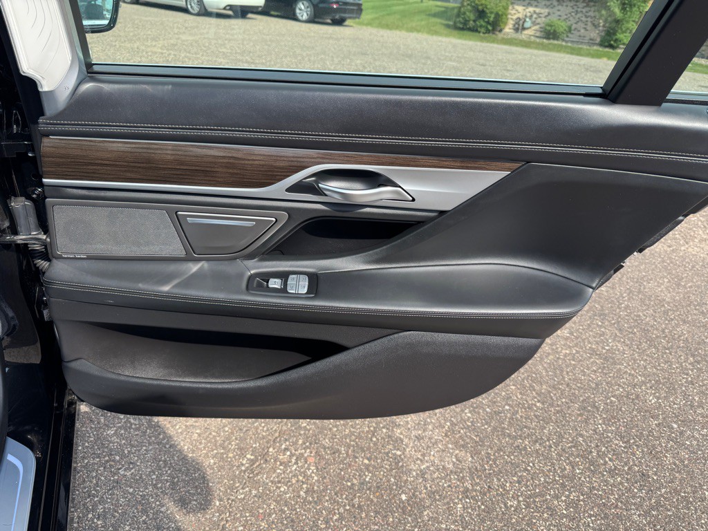 2017 BMW 7 Series Image 33