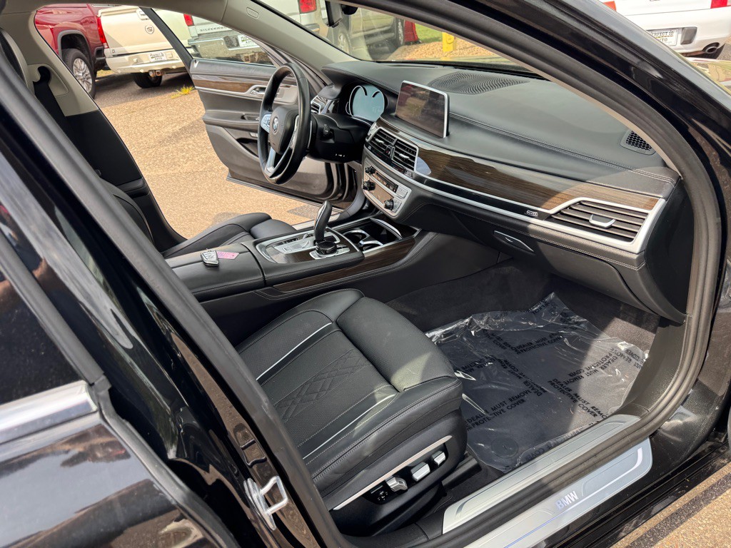 2017 BMW 7 Series Image 35