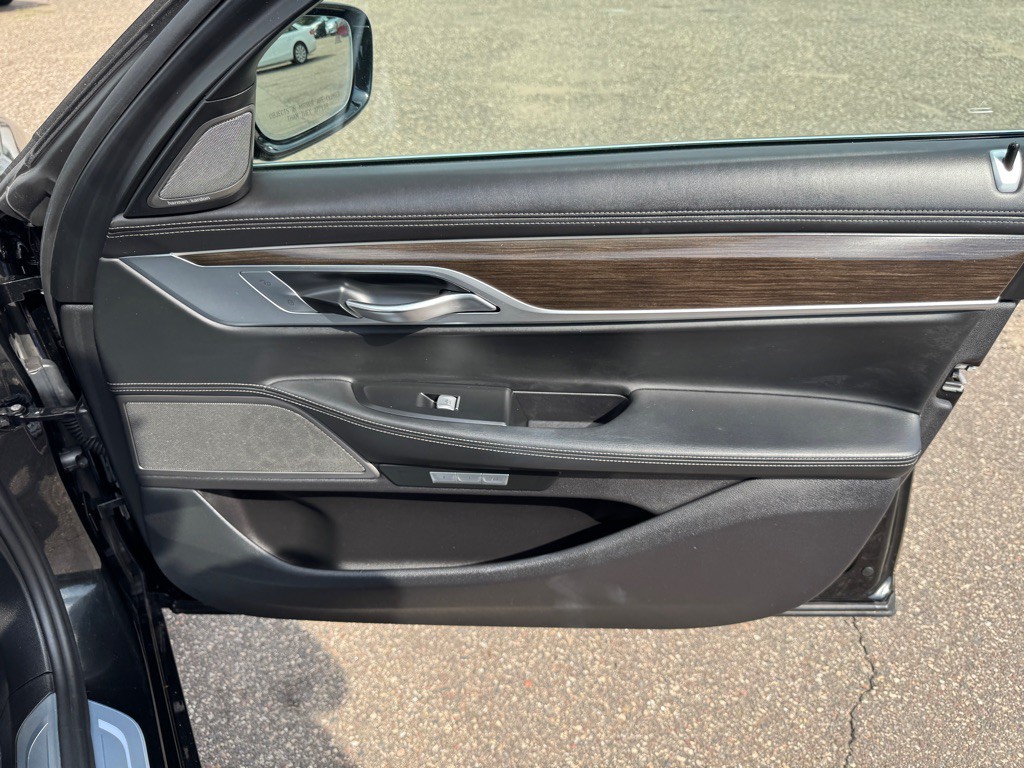 2017 BMW 7 Series Image 37