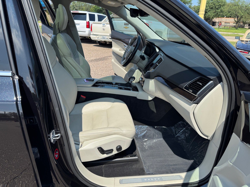 2017 Volvo XC90 Image 32